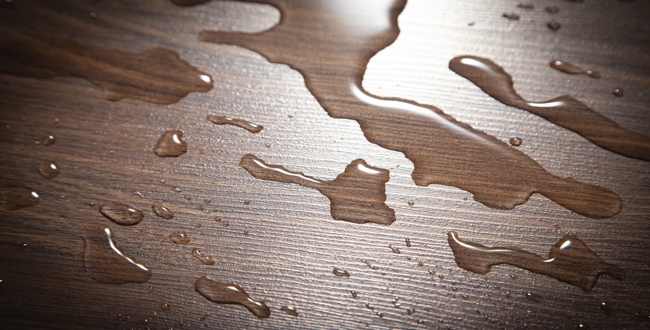 Rodzaje podłóg wodoodpornych – zalety i zastosowanie. Dlaczego warto je wybrać?